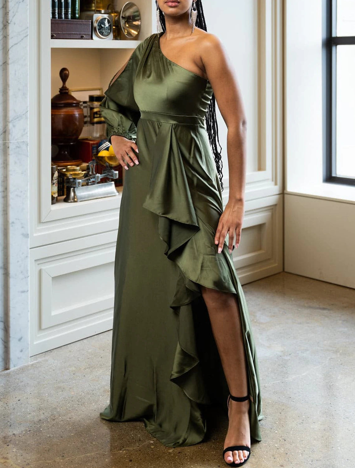 Abito da sera a trapezio, elegante, formale, natalizio, con strascico a ruota, manica lunga, monospalla, in raso con balze arricciate